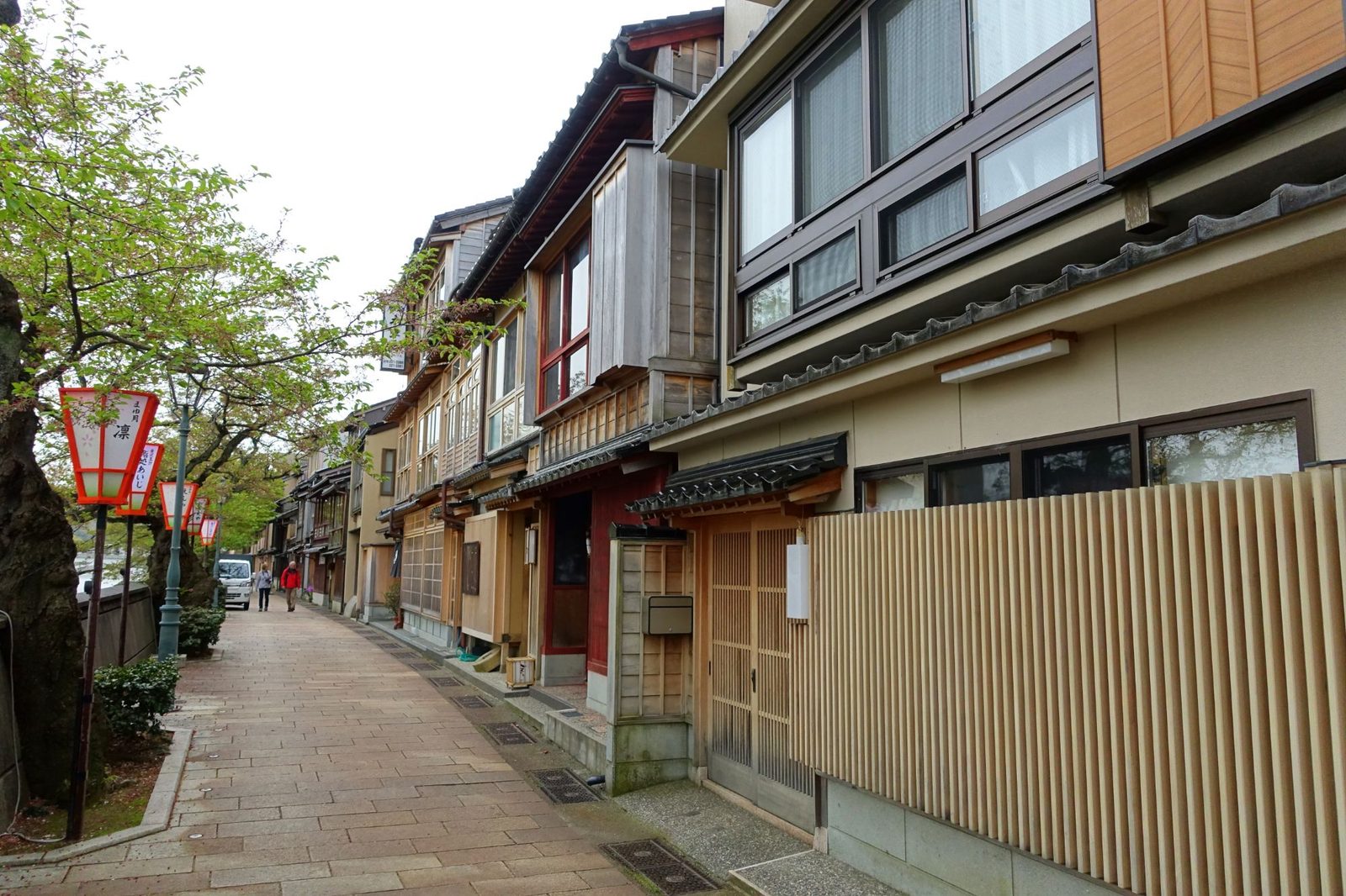 浅野川沿いに茶屋建築が連なる主計町の通り。桜並木と提灯