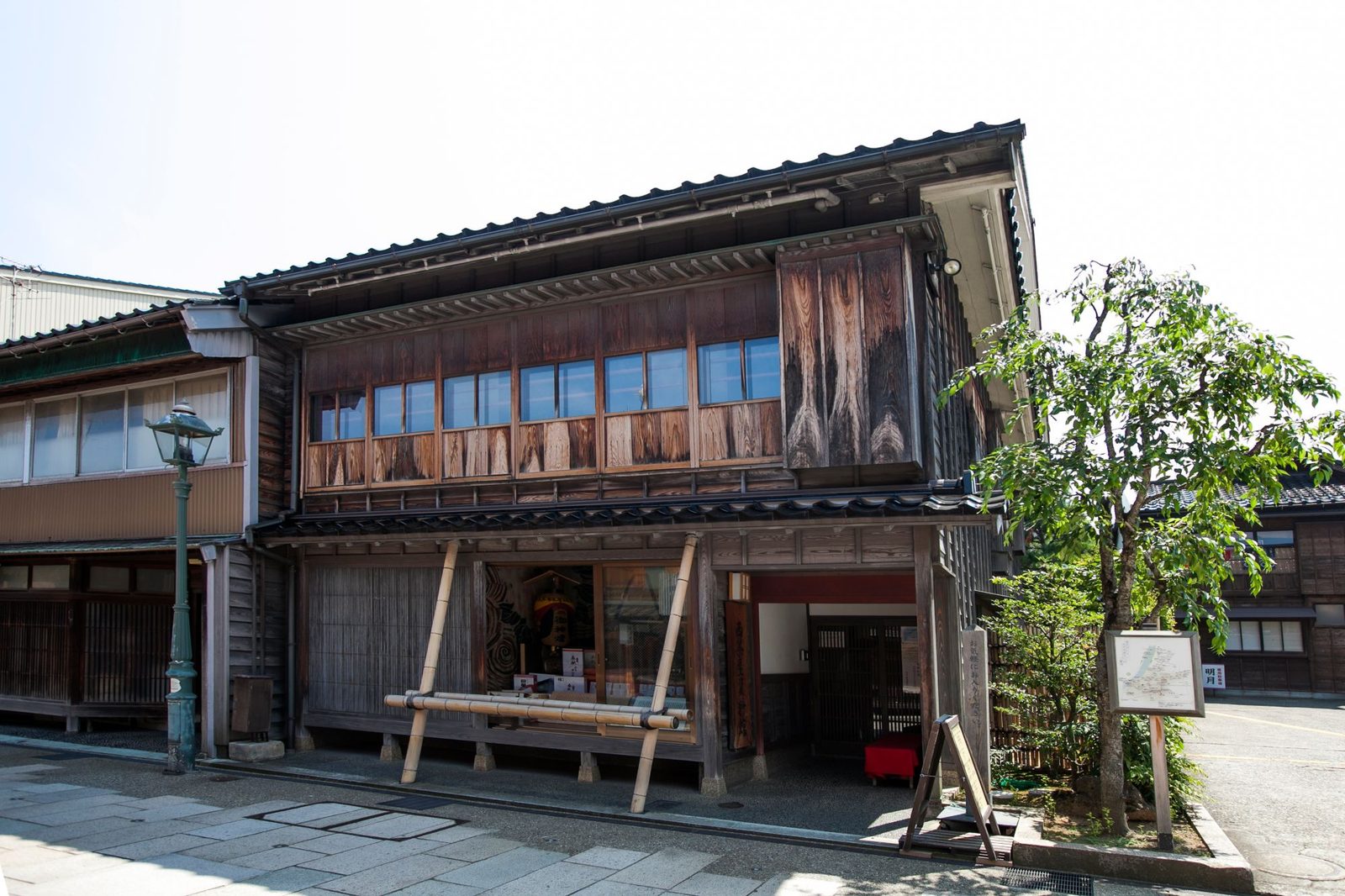 にし茶屋街に建つ西茶屋資料館の外観。二階建ての茶屋建築
