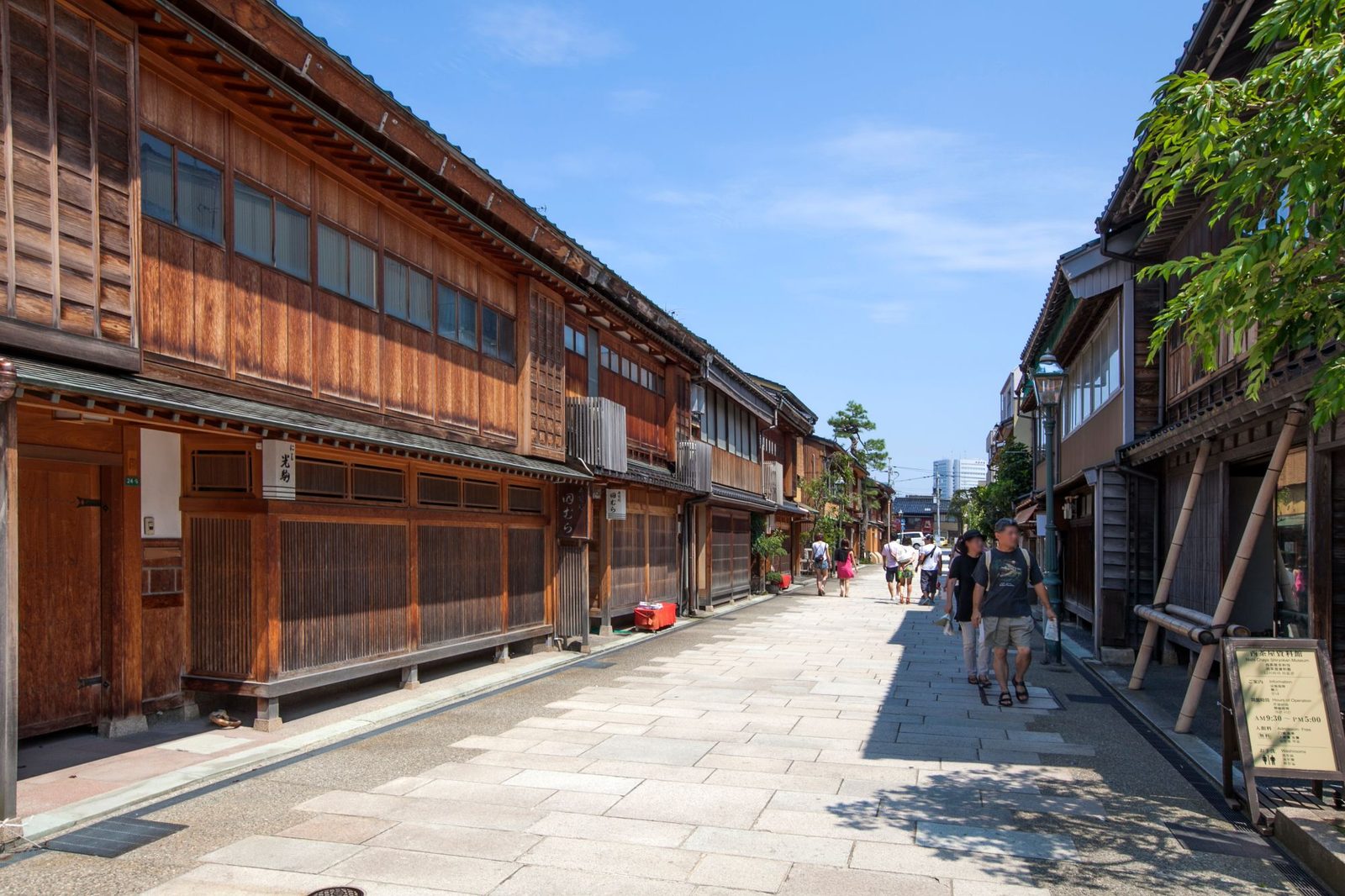 晴れた日のにし茶屋街。出格子の茶屋建築が両側に連なる石畳の通り