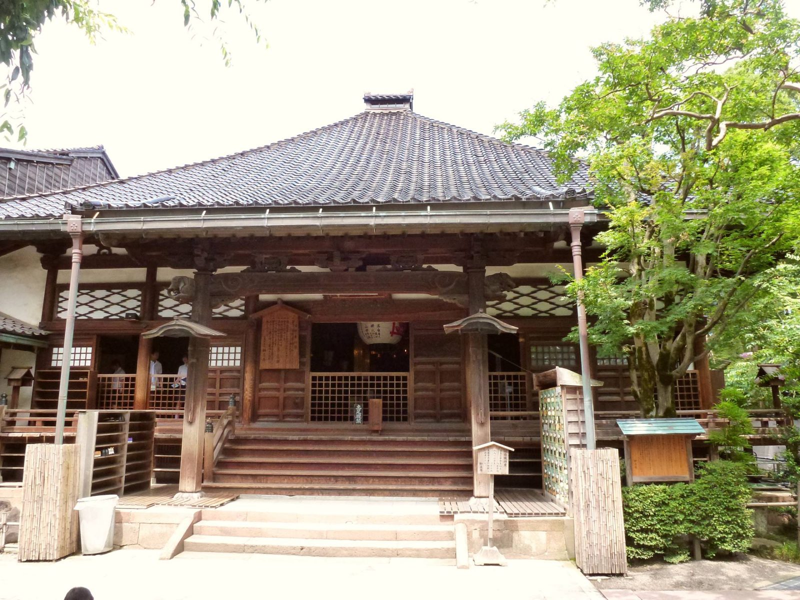 にし茶屋街に隣接する寺町寺院群の本堂と木立