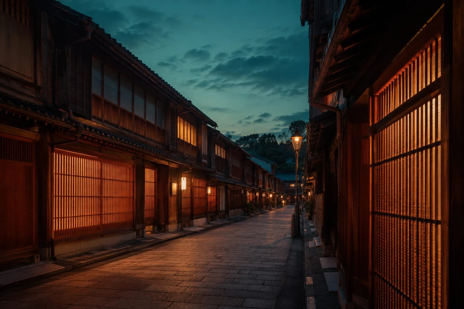 夏の夕暮れ、茶屋街の路地