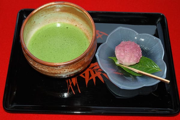 町家カフェで供される抹茶と桜の上生菓子