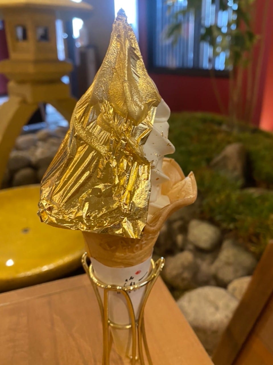 金箔を一枚まとった金沢名物の金箔ソフトクリーム