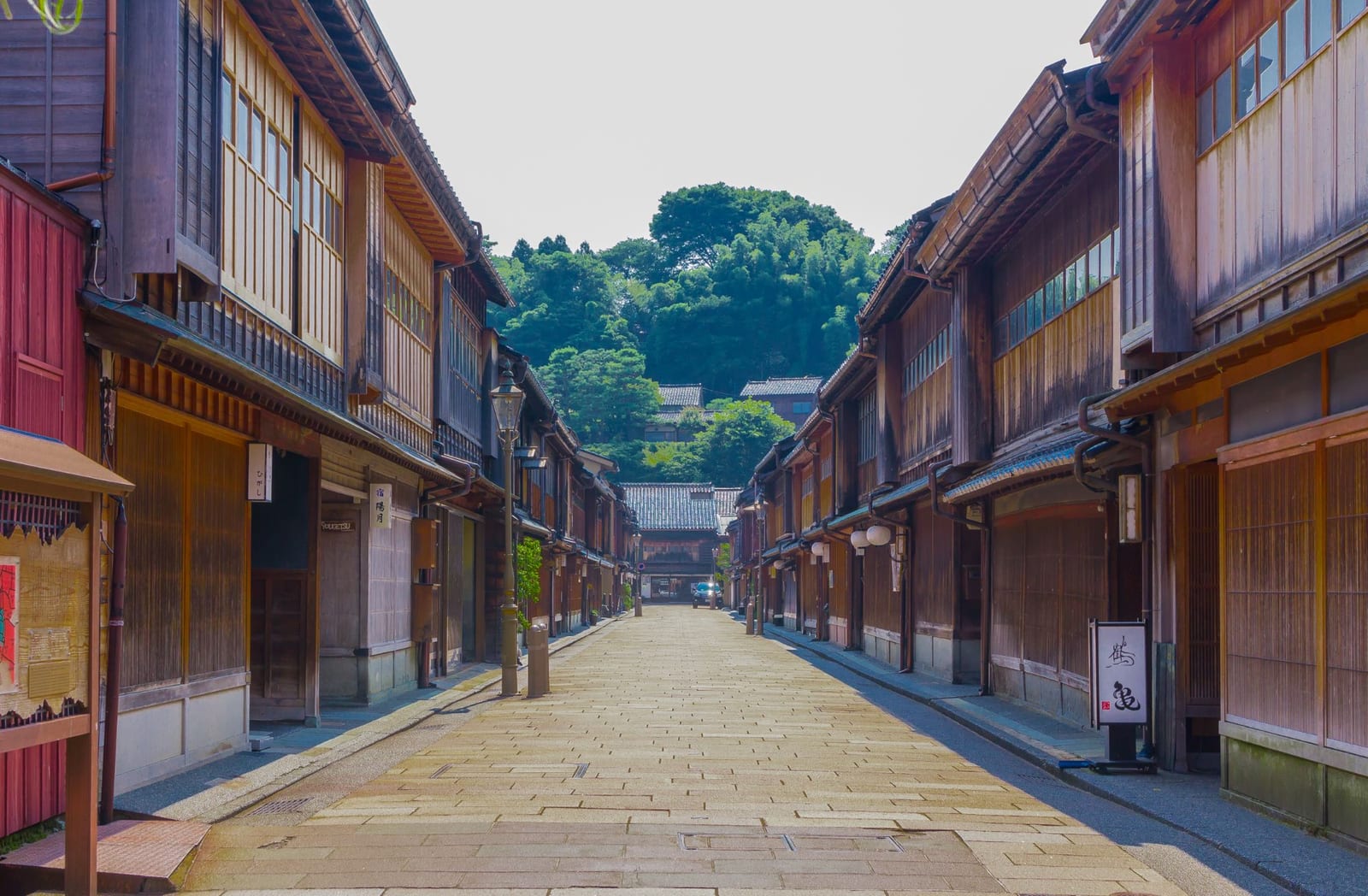 朝の誰もいないひがし茶屋街のメインストリートと石畳
